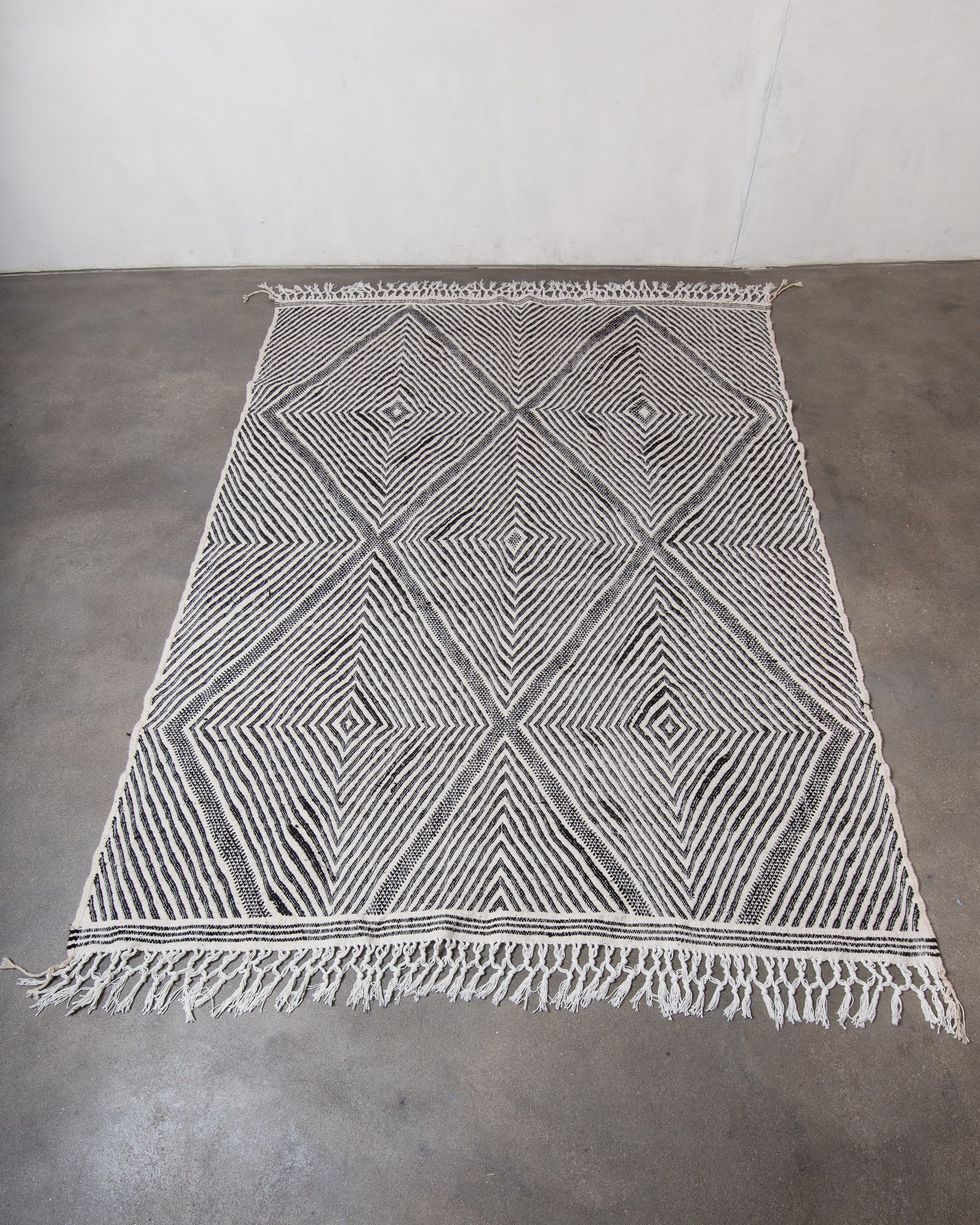 Modern, handcrafted Berber rug from Morocco. Flat-woven Kelim carpet in black and white design. Made of 100% wool.